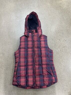 Patagonia women medium Red Plaid Hooded Puffer Vest full zip
